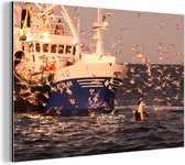 Wanddecoratie Metaal - Aluminium Schilderij Industrieel - Vissersboot en vogels - 150x100 cm - Dibond - Foto op aluminium - Industriële muurdecoratie - Voor de woonkamer/slaapkamer