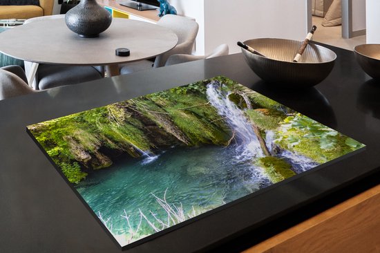 KitchenYeah® Inductie beschermer 78x52 cm - Waterval in het Nationaal park Plitvicemeren in Kroatië - Kookplaataccessoires - Afdekplaat voor kookplaat - Inductiebeschermer - Inductiemat - Inductieplaat mat