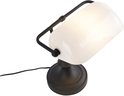 Cadre en métal foncé avec abat-jour en verre d'une lampe de banquier.