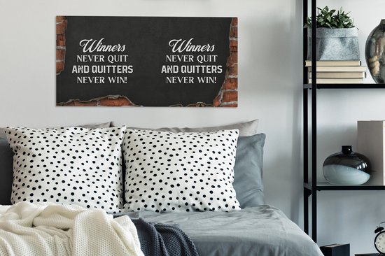 Canvas Schilderij Winners never quit, and quitters never win! - Quotes - Spreuken - 80x40 cm - Wanddecoratie - Vaderdag cadeau - Geschenk - Cadeautje voor hem - Tip - Mannen