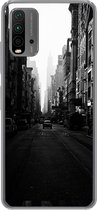 Geschikt voor Xiaomi Redmi 9T hoesje - Auto rijdt door een rustige straat in New York in zwart-wit - Siliconen Telefoonhoesje