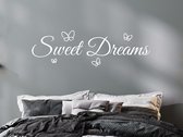 Stickerheld - Muursticker Sweet dreams met vlinders - Slaapkamer - Droom zacht - Lekker slapen - Engelse Teksten - Mat Wit - 40.2x131.3cm