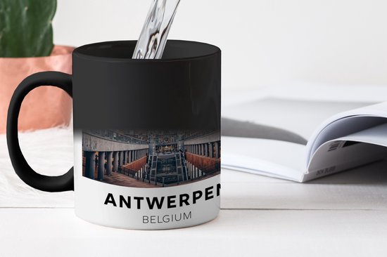 Zwarte mok met Antwerpen, België opdruk. De afbeelding komt tevoorschijn bij hitte.