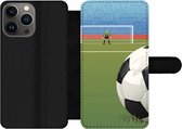 Bookcase Geschikt voor iPhone 13 Pro telefoonhoesje - Een illustratie van een voetbal op het veld in het stadion - Jongens - Meiden - Kids - Met vakjes - Wallet case met magneetsluiting
