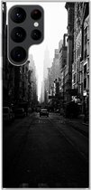 Geschikt voor Samsung Galaxy S22 Ultra hoesje - Auto rijdt door een rustige straat in New York in zwart-wit - Siliconen Telefoonhoesje