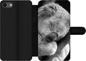 Bookcase Geschikt voor iPhone SE 2020 telefoonhoesje - Slapende koala op zwarte achtergrond in zwart-wit - Met vakjes - Wallet case met magneetsluiting