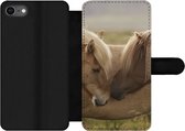 Bookcase Geschikt voor iPhone 7 telefoonhoesje - Paarden - Gras - Bruin - Met vakjes - Wallet case met magneetsluiting