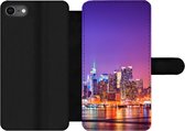 Bookcase Geschikt voor iPhone 7 telefoonhoesje - New York - Skyline - Paars - Met vakjes - Wallet case met magneetsluiting