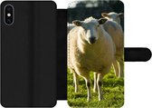 Telefoonhoesje Geschikt voor iPhone XS telefoonhoesje - Schapen - Dieren - Wol - Met vakjes - Wallet case met magneetsluiting