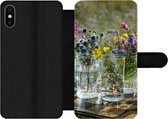 Bookcase Geschikt voor iPhone X telefoonhoesje - Vaas - Bloemen - Kleuren - Met vakjes - Wallet case met magneetsluiting