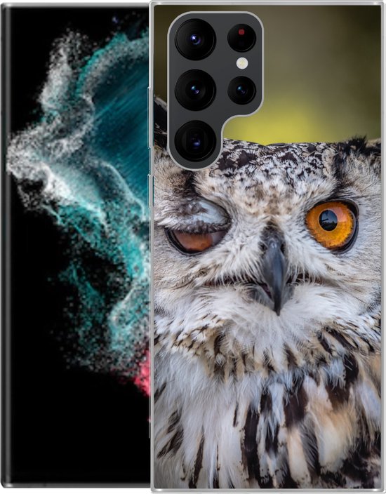 Coque de téléphone avec un hibou à l'œil orange clignant, avec des détails de plumes.