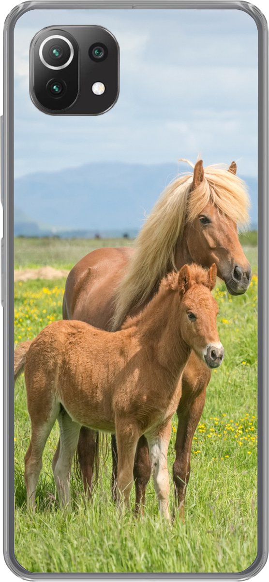 Telefoonhoesje Geschikt voor Xiaomi Mi 11 Lite hoesje - Paarden - Veulen - Berg - Siliconen Telefoonhoesje Telefoonhoesje