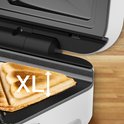 Close-up van een XL tosti in een Tefal contactgrill.