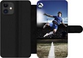 Bookcase Geschikt voor iPhone 12 Pro Max telefoonhoesje - Voetballer doet een volley - Met vakjes - Wallet case met magneetsluiting