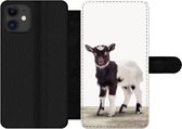 Bookcase Geschikt voor iPhone 12 Pro Max telefoonhoesje - Geit - Dieren - Kinderen - Jongens - Meisjes - Met vakjes - Wallet case met magneetsluiting