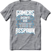 Gamers don't die T-shirt | Blauw | Gaming kleding | Grappig game verjaardag cadeau shirt Heren – Dames – Unisex | - Donker Grijs - Gemaleerd - 3XL