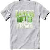 Gamers don't die T-shirt | Groen | Gaming kleding | Grappig game verjaardag cadeau shirt Heren – Dames – Unisex | - Licht Grijs - Gemaleerd - XL