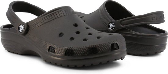 Deux sabots Crocs noirs avec sangle arrière, sur fond blanc.