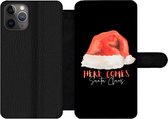 Bookcase Geschikt voor iPhone 11 Pro Max telefoonhoesje - Kerst - Kerstman - Quotes - Spreuken - Here comes Santa Claus - Met vakjes - Wallet case met magneetsluiting