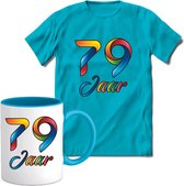 79 Jaar Vrolijke Verjaadag T-shirt met mok giftset Blauw | Verjaardag cadeau pakket set | Grappig feest shirt Heren – Dames – Unisex kleding | Koffie en thee mok | Maat L