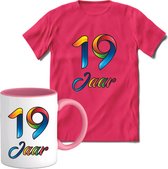 19 Jaar Vrolijke Verjaadag T-shirt met mok giftset Roze | Verjaardag cadeau pakket set | Grappig feest shirt Heren – Dames – Unisex kleding | Koffie en thee mok | Maat XL