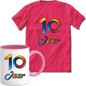 10 Jaar Vrolijke Verjaadag T-shirt met mok giftset Roze | Verjaardag cadeau pakket set | Grappig feest shirt Heren – Dames – Unisex kleding | Koffie en thee mok | Maat 3XL