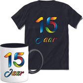 15 Jaar Vrolijke Verjaadag T-shirt met mok giftset Zwart | Verjaardag cadeau pakket set | Grappig feest shirt Heren – Dames – Unisex kleding | Koffie en thee mok | Maat 3XL