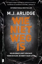 Boekcover van 'Wie niet weg is' met oranje tekst op een donkere achtergrond omringd door prikkeldraad.