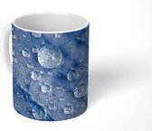 Mok - Druppels op een blauw blad - 350 ML - Beker - Uitdeelcadeautjes