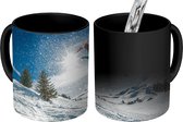 Magische Mok - Foto op Warmte Mok - Snowboarder in het winterse landschap van Zwitserland - 350 ML - Uitdeelcadeautjes