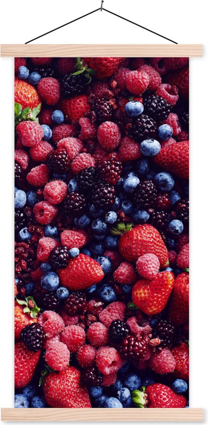 Posterhanger incl. Poster 40x80 cm - Schoolplaat - Aardbeien - Blauwe bes - Stilleven - Textielposter - Blanke latten