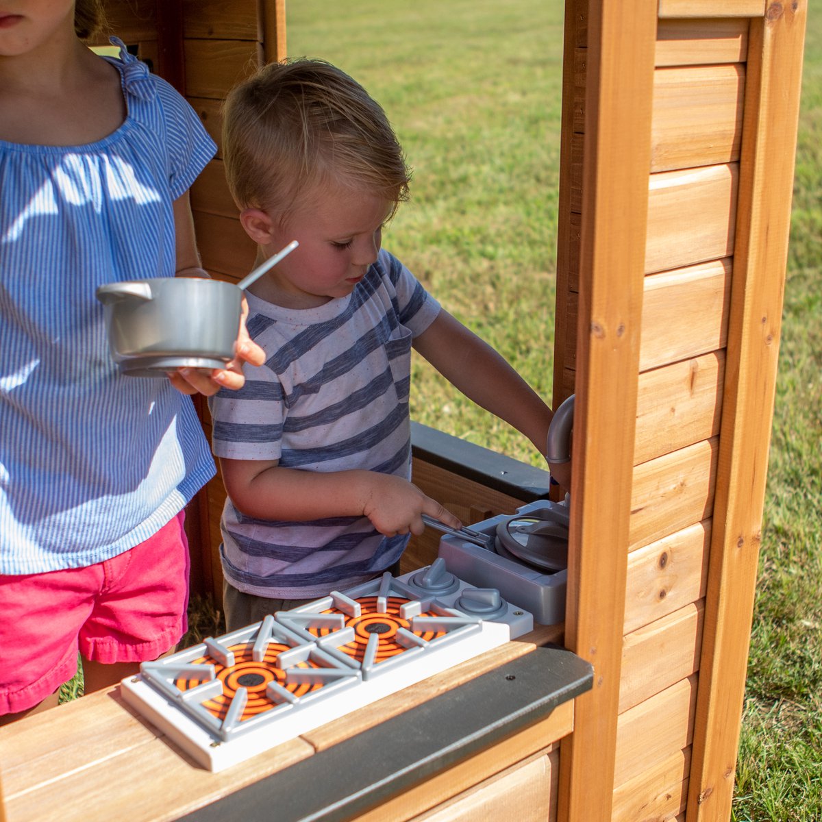 Backyard Discovery Sweetwater Speelhuis in Bruin / Grijs - Houten Speelhuisje met Speelkeuken en accessoires - Speelhuis voor de tuin / buiten — afbeelding 7