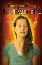 Boekomslag 'Het Heksenhotel' met een portret van een jong meisje met lang bruin haar, gekleed in een mintgroen shirt, tegen een oranje achtergrond met een ster.