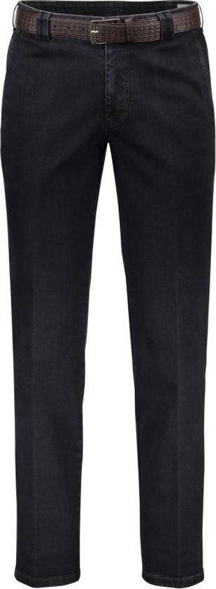 Man draagt een donkerblauwe jeans met broekriem en bruine riem met krokodillenprint.
