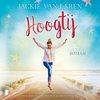 Titel 'Hoogtij' van Jackie van Laren. Vrolijke vrouw springt op een strand, gekleed in een blouse en jeans. Ze is op zoek naar vergeving.