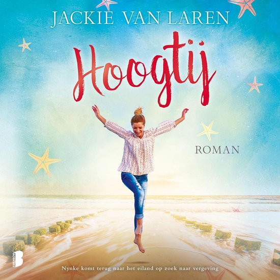 Titel 'Hoogtij' van Jackie van Laren. Vrolijke vrouw springt op een strand, gekleed in een blouse en jeans. Ze is op zoek naar vergeving.