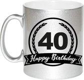 Zilveren Happy Birthday 40 years cadeau mok / beker met wimpel - 330 ml - keramiek - verjaardags koffiemok / theebeker