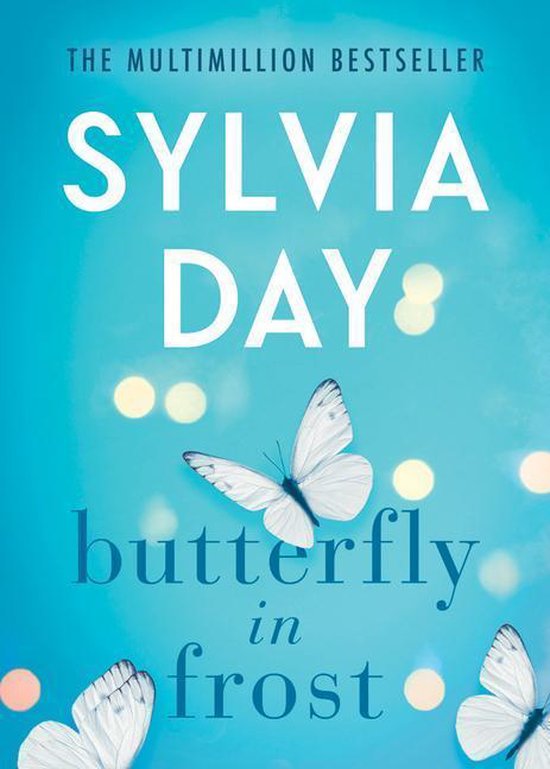 Boekomslag met de titel 'Butterfly in Frost' van Sylvia Day. Centraal een witte vlinder op een blauwe achtergrond met lichtjes.