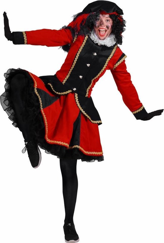 Vrouw in rood-zwart pietenpak met zwarte pruik en glitter.