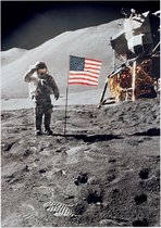 Astronaut gives salute beside U.S. flag (maanlanding) - Foto op Posterpapier - 42 x 59.4 cm (A2)