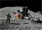 Astronaut salutes beside U.S. flag (maanlanding) - Foto op Posterpapier - 59.4 x 42 cm (A2)