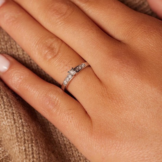 Bague en or blanc 14 kt avec 7 diamants (0,05 ct)