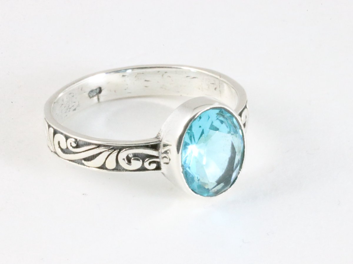 Fijne bewerkte zilveren ring met blauwe topaas - maat 18.5