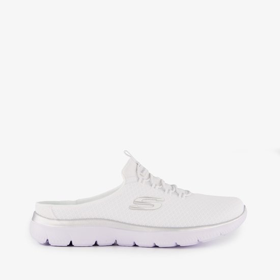 Witte Skechers instapper met zilverkleurige rand en een mesh bovenwerk.