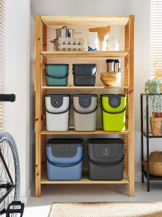 Houten rek met verschillende kleuren sorteeremmers met deksels.