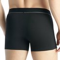 Achterkant van een zwarte boxer met elastische tailleband met grijze accenten.