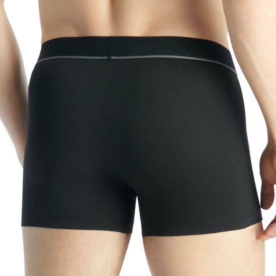 Achterkant van een zwarte boxer met elastische tailleband met grijze accenten.