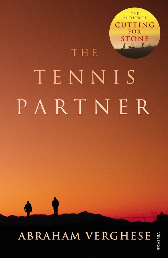 Boek The Tennis Partner van Abraham Verghese. Zonsondergang met twee figuren in silhouet.