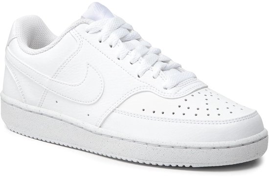 Witte leren Nike Court Vision Low dames sneaker met perforaties op de neus.
