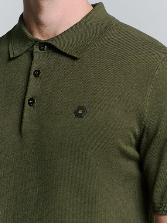 Legergroen gebreid poloshirt voor heren, met kraag, knoopsluiting en een zwart logo op de linkerborst.
